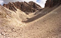 Val d'Arcia, Monte Pelmo, Dolomiti: la luce
		radente evidenzia la composizione del ghiaione