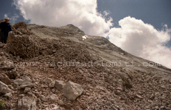 Monte
		Antelao, il piano inclinato roccioso, visto in
		direzione della cima
