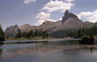 Il lago alla
			Croda da Lago e sullo sfondo il Becco di Mezzodì,
			Dolomiti