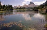 Il lago alla
			Croda da Lago e sullo sfondo il Becco di Mezzodì,
			Dolomiti