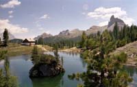 Lago Fedèra,
			rifugio Palmieri con il Becco di Mezzodì sulla destra