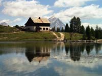 Il Rifugio
			Palmieri alla Croda da Lago si specchia nel Lago da
			Lago