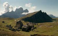 Mondeval, il
                  Monte Pelmo sullo sfondo, sfasciumi di rocce in un
                  catino erboso