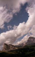 Il cielo sopra passo Giau, la Gusèla, la Tofana
di Rozes, Dolomiti Il cielo sopra
passo Giau, la Gusèla, la Tofana di Rozes, Dolomiti