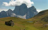 Il Monte Pelmo
e il laghetto di Mondeval de sòra Il Monte Pelmo e
il laghetto di Mondeval de sòra