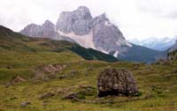 La sepoltura di
                  Mondeval, ritrovamento dell'uomo preistorico di
                  Mondeval, Dolomiti
