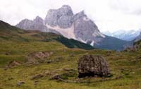 La sepoltura di Mondeval,
ritrovamento dell'uomo preistorico di Mondeval,
Dolomiti La sepoltura di
Mondeval, ritrovamento dell'uomo preistorico di
Mondeval, Dolomiti