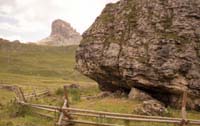 La sepoltura di
                  Mondeval, ritrovamento dell'uomo preistorico di
                  Mondeval, Dolomiti