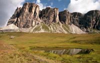 Lastoi de
                  Formìn, da Forcella Giau, Dolomiti, con il lago di
                  Mondeval