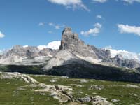 Monte Piana con
		una trincea e le Tre Cime sullo sfondo