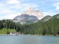 Il Lago di
		Misurina con le Tre Cime di Lavaredo sullo sfondo