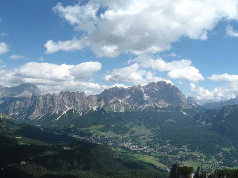 Dal Belvedere, lungo il sentiero 434, panorama su
		Cortina d'Ampezzo