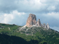 Le Cinque Torri, Dolomiti. Sulla sinistra si nota il Rifugio Scoiattoli con l'arrivo della seggiovia Bain de Dones