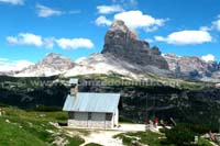 La
		chiesetta del Monte Piana, sullo sfondo le Tre Cime di
		Lavaredo, Dolomiti