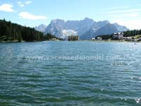 Il lago di Misurina con il gruppo del Sorapìss
			sullo sfondo