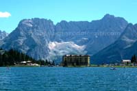 Gruppo del Sorapiss sullo sfondo del Lago di
		Misurina, Dolomiti